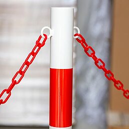 Barrier post, eyelets, galvanized, powder-coated