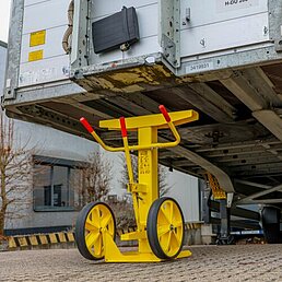Telescopic trailer stand in RAL1023-traffic yellow